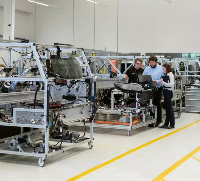 Inżynierowie programujący stanowisko zrobotyzowane