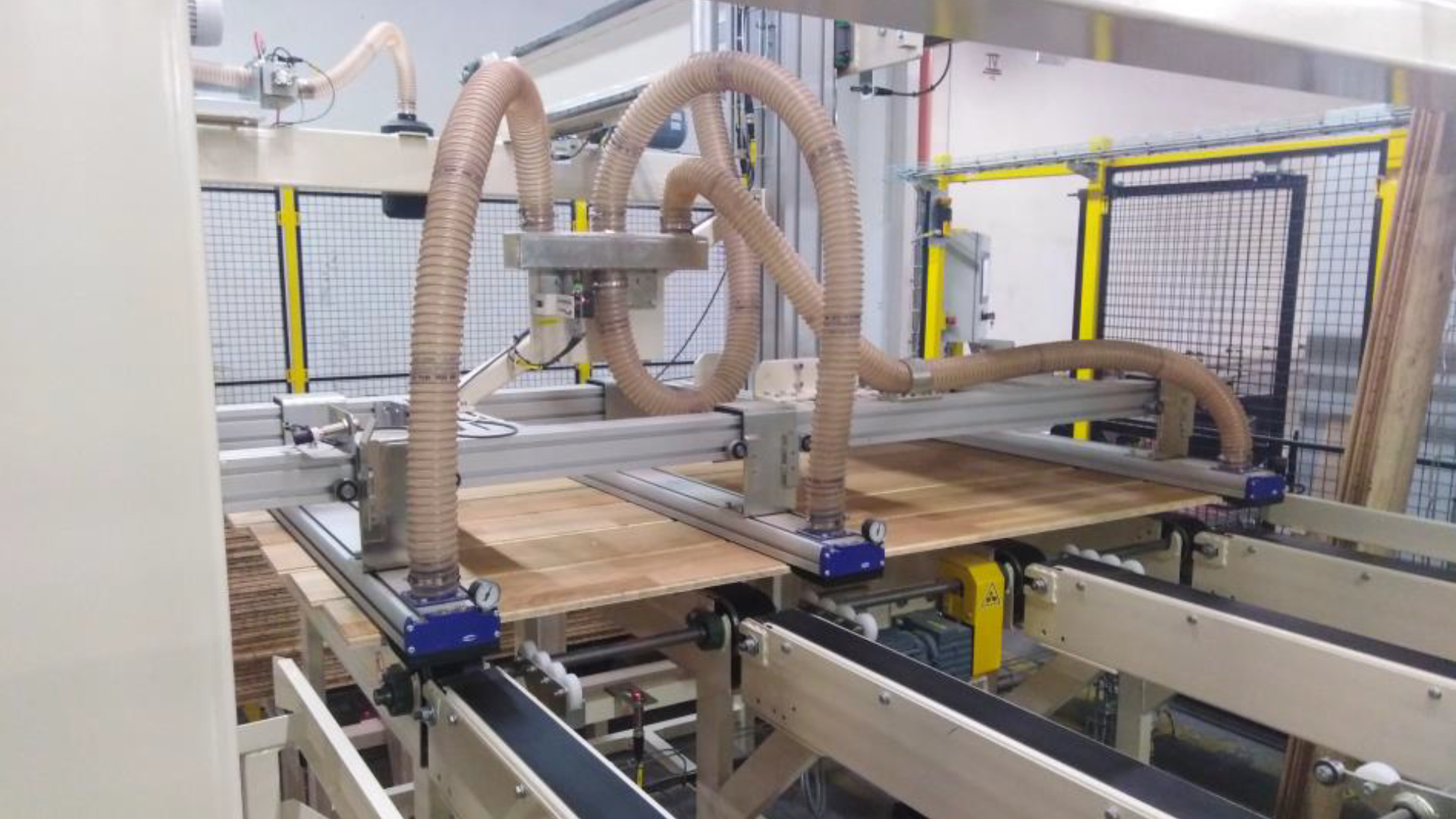 manipulator przenoszący deski smaller