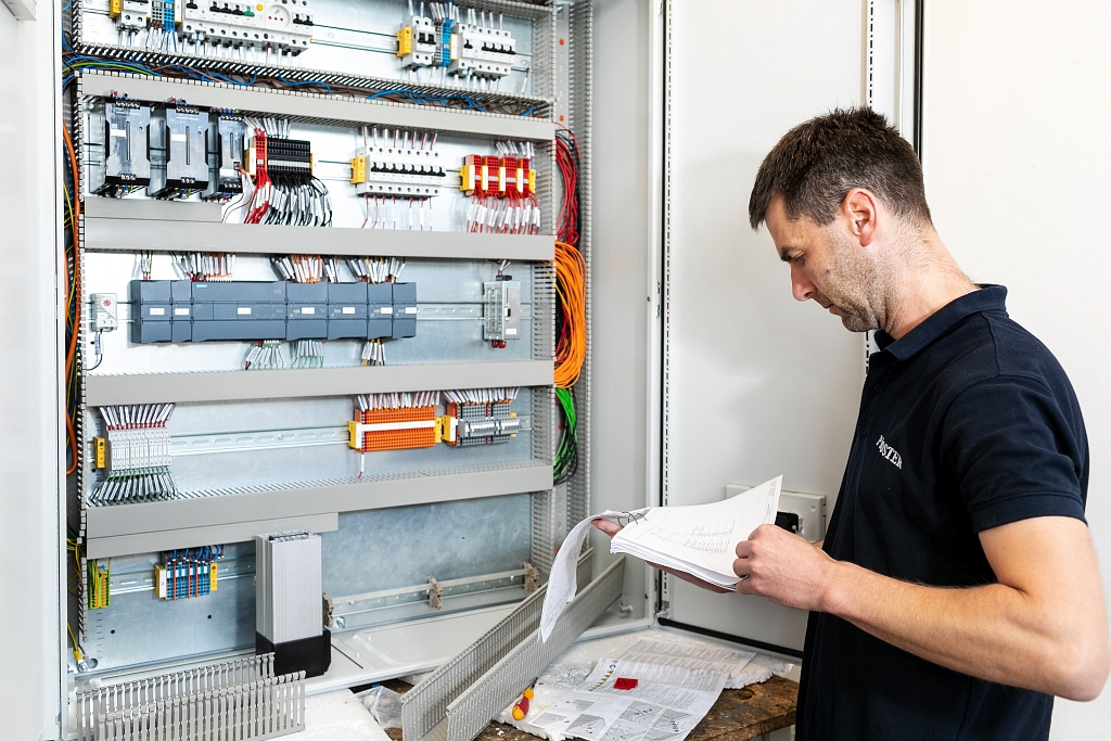 elektromonter prefabrykujący szafę sterowniczą