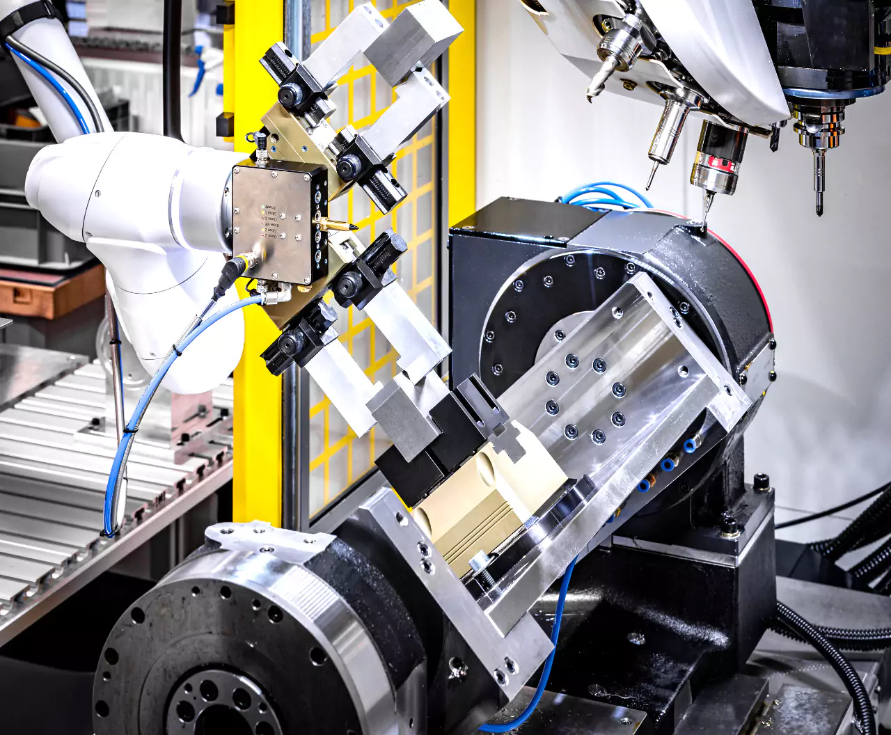 cobot-przenoszacy-detal-do-centrum-obrobki-cnc