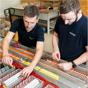 Elektromonterzy montujący szafę sterowniczą