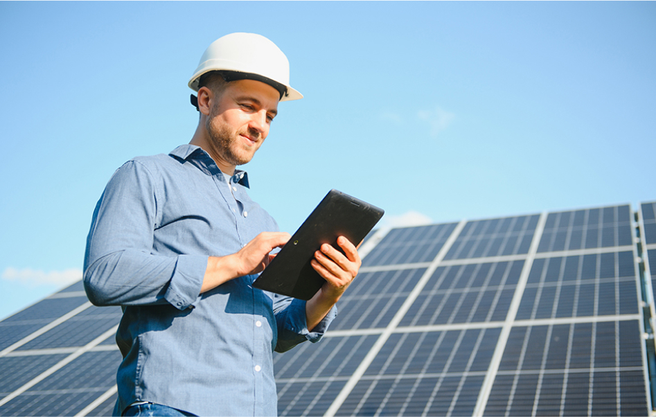 Inżynier instalujący fotowoltaikę dla firmy