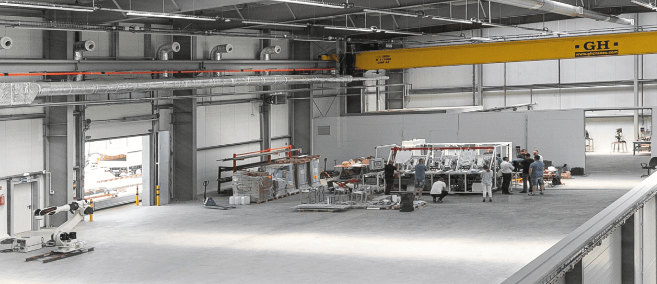 Assembly of an automatic machine in the hall by a group of engineers