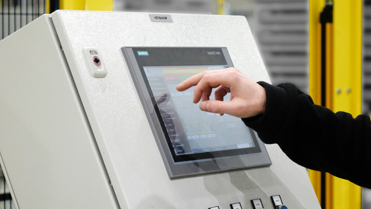 Sterowanie z panelu hmi linią produkcyjną